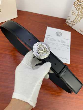 宽度4.0Cm Versace范思哲光亮开边珠平纹带身双面头层 此款腰带配有醒目的美杜莎头像搭扣，可为任何造型增添几分立体雅致效果。 - 点击图像关闭