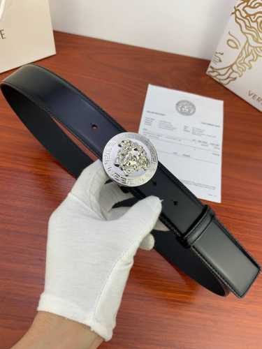 宽度4.0Cm Versace范思哲光亮开边珠平纹带身双面头层 此款腰带配有醒目的美杜莎头像搭扣，可为任何造型增添几分立体雅致效果。
