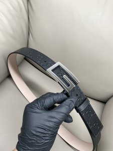 特P170 Gucci 古驰 进口牛皮3.5Cm宽度双面两用 互扣式双G带扣腰带，采用热压印技术的Gucci Signature皮革精制而成，触感厚实，印花图案