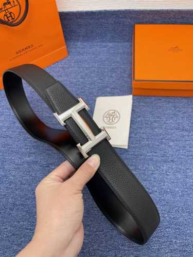 品牌爱马仕 特 描述采用高级真皮精制而成，触感厚实，饰以商标带扣。腰带为意大利尺寸，请在购买前参阅腰带尺寸指南. 铜扣金属配件 黑色皮革，采用环保工艺制作而成