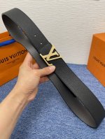 品牌Lv 4．0Cm 描述这款饰有Lv带扣的腰带配以水牛皮衬里，覆以Monogram 牛皮。展现细腻的品牌特质，是牛仔裤的理想配件 Lv字母带扣 Monogra