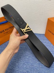 品牌Lv 4．0Cm 描述这款饰有Lv带扣的腰带配以水牛皮衬里，覆以Monogram 牛皮。展现细腻的品牌特质，是牛仔裤的理想配件 Lv字母带扣 Monogra