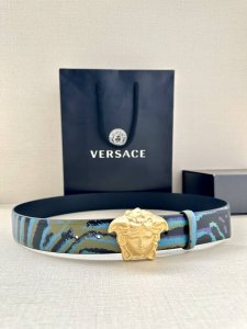 宽度3.8Cm Versace 皮带，配有立体La Medusa双面搭扣，一面饰有Barroco印花。 La Medusa搭扣 腰带环 底面料：100%牛皮