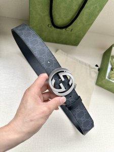 宽度3.8Cm Gg Marmont系列每一季都会推陈出新，为灵感源于70年代的标志性双G搭扣注入现代精髓。这款黑色 米色和乌木色Gg Supreme帆布腰带反