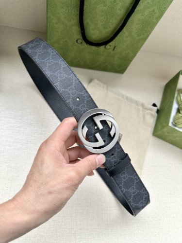 宽度3.8Cm Gg Marmont系列每一季都会推陈出新，为灵感源于70年代的标志性双G搭扣注入现代精髓。这款黑色 米色和乌木色Gg Supreme帆布腰带反