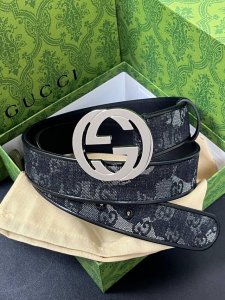 Gg Marmont系列心选迷彩大理石纹Gg帆布，为2026早春系列随处可见的主要图案之一增色添彩。 DDD 黑色和灰色迷彩大理石纹Gg帆布 DDD 黑色皮革滚