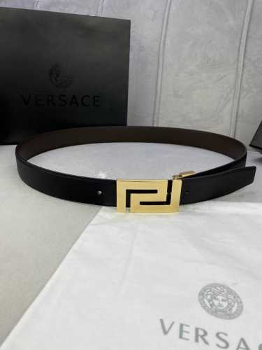 宽度3.5Cm Versace 范思哲 此款柔软的手掌纹原版皮底 皮带饰有一个几何形状的希腊回纹别扣 既时尚又优雅