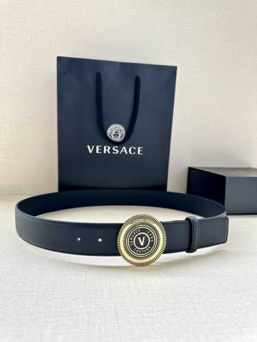 特 宽度3.8Cm Versace Jeans Couture 牛皮革V-Emblem板扣式皮带、饰有La Greca彰显个性设计。该铆钉腰带饰有La Grec