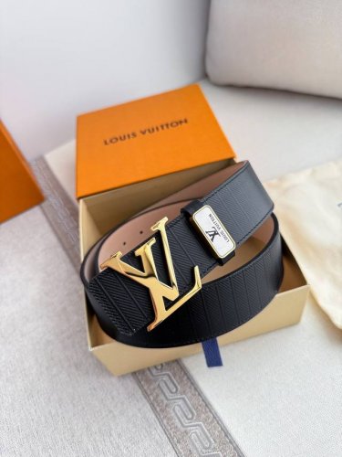 品名： Lv..路易..威登腰带皮带原单 型号：挂扣，经典纯钢材质挂扣，头层牛皮，图片实物拍摄 材料：头层牛皮，挂扣系列，纯钢材质扣头，钯镀电镀工艺永不掉色。原