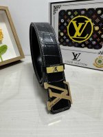 品名：Lv..路易..威登 材质：原单牛皮腰带 百分百头层牛皮腰带保证真皮，24K纯钢扣，专柜原单品质、做工精细，时尚大牌，送人自用首选 包装：