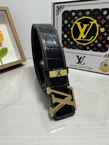 品名：Lv..路易..威登 材质：原单牛皮腰带 百分百头层牛皮腰带保证真皮，24K纯钢扣，专柜原单品质、做工精细，时尚大牌，送人自用首选 包装：