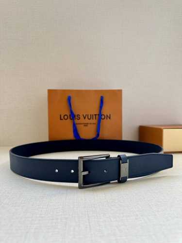 本款 Lv City pin 腰带以深邃 Taga 皮革构筑纤细轮廓 传递简约美学 金属塑造 Lv City pin 搭扣和 Lv 铭纹束带圈 经抛光后展露耀目