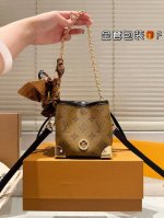 复刻版 牛皮 Size：12*11Cm Lv家 Noe Purse 小烧麦真的巨可爱！ 包包的容量还 两条肩带！一长一短 肩带可以调节哦！ 但很好用！