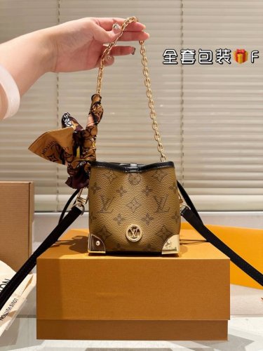 复刻版 牛皮 Size：12*11Cm Lv家 Noe Purse 小烧麦真的巨可爱！ 包包的容量还 两条肩带！一长一短 肩带可以调节哦！ 但很好用！
