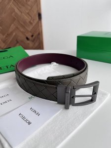 Bv 2025最新款男士编织腰带 双面用 纯手工Intreccio大格子编织 双面意大利小牛皮搭配真空枪色可旋转针扣 正面有标识 皮带宽度35Mm 颜色: 军绿