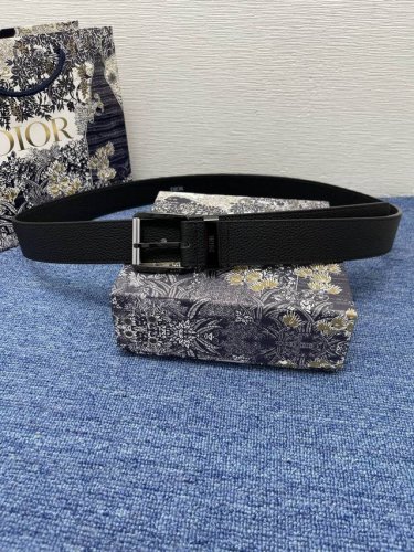 腰带550107 35 毫米黑色粒面牛皮革 编号: 4333Rutam_H56E。 这款腰带采用海军蓝色粒面牛皮革精心制作，饰以复古银色饰面黄铜针扣，彰显优雅时