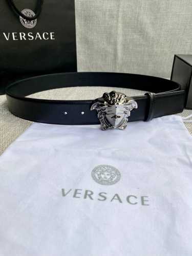宽度4.0Cm Versace 范思哲 此款山羊皮腰带的搭扣饰有品牌标志性的金 银色闪光Virtus五金配件。