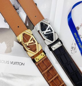 皮带：Lv..路易..威登顶级原单复刻. 腰带：百分百头层牛皮，保证真皮。雕花镂空镶钻石设计24K纯钢扣.永不掉色进口原厂鳄鱼皮纹路.纯手工双线缝制工艺双面两用
