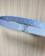 当季新款 40Mm可翻转皮带在Monogram Canvas一侧和皮革背面均采用柔和的蓝色十字纹。扣件是品牌标志性字母的缠绕组合，以匹配的颜色和银色色调的五金件