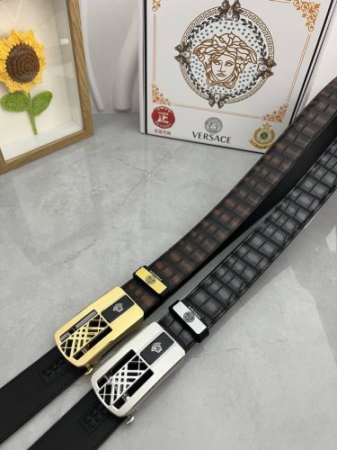 品名：Versace.范思哲 自动带 材质：原单牛皮腰带 百分百头层牛皮腰带保证真皮，24K纯钢扣，专柜原单品质、做工精细，时尚大牌，送人自用首选 包装： 请认