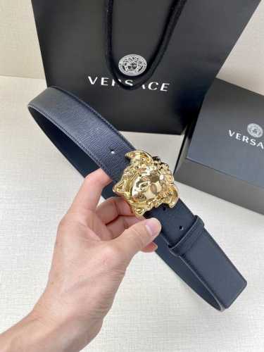 VERSACE 宽度3.8cm 此款时尚的腰带采用粒面小牛皮革精制而成，饰有立体美杜莎搭扣。