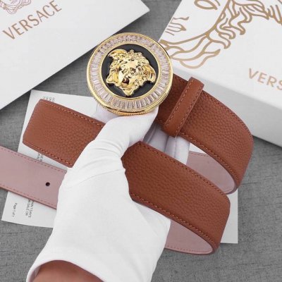 宽度4.0Cm Versace 此款荔枝纹砂底腰带采用柔软牛皮革于意大利精制而成，配有金色圆形腰带扣，饰有带水晶装饰的美杜莎。