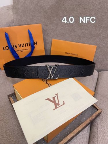 Lv Dimension 4.0双面腰带将经典格调引入新颖尺幅设计。皮革压印 Lv 字母和 Monogram 花卉，与纤秀 Lv 字母搭扣相映成趣，令品牌标识低