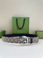 Gucci 宽度3.8Cm 这款宽版腰带饰有双G细节，交织字母图案配件令其更添魅力。这款配饰现已成为Gucci的高辨识度单品，一面采用Gg Supreme帆布，