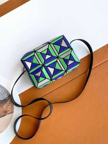 原单跑量 Issey Miyake Bao Bao 尺寸：17.5X11.5X6Cm 年前最后一波新款三宅一生12月限定闪耀登场，特别废工的一款，经典丘比特造型