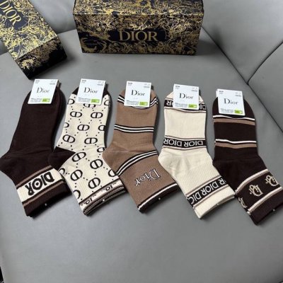 特 Dior 迪奥D家新品女款袜子 一盒五双 提花品牌Logo，简单大气，实物超漂亮，经超火爆小单品，大牌出街，潮人必备超好搭