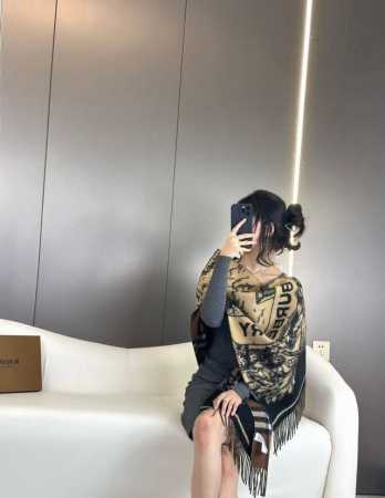 高品质 2025Bur战马骑士双面披肩，各种好看，被誉为Burberry今年最美的款，最经典的提花战马徽标最美的经典焦糖配色披肩，精制围巾，选用提花精纺羊绒面料 - 点击图像关闭