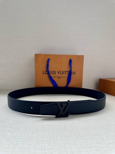 特 Lv Heritage 双面腰带，3.4 宽。精选粒面皮革与纳帕皮革，搭配抛光且菱形新款 Lv 搭扣，独具魅力。微弧形边缘与摩登形状末端，尽显细致匠心，无疑