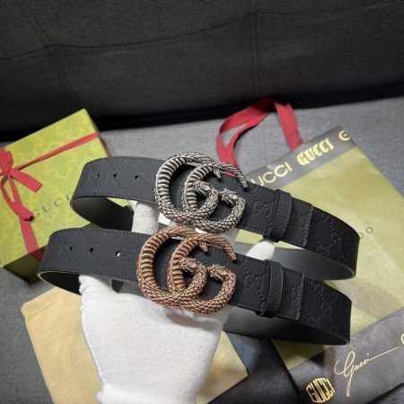 古奇 宽4.0Cm 新款 各式百搭单品继续为Gucci 早春系列添姿加彩。这款黑色腰带以Gg橡胶效果皮革匠心打造，配以方形腰带扣，为日常造型注入别样魅力 - 点击图像关闭