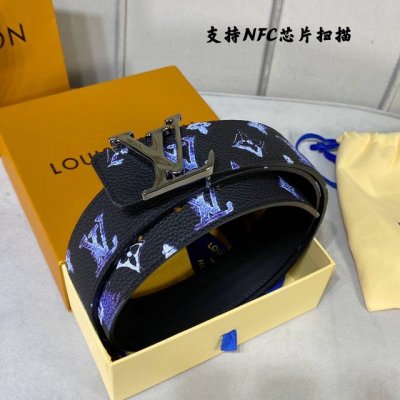 配全套包装礼盒 驢家新品 寬度40Mm 原單新品 ，此款腰帶配置新款波浪纹扣 全新獨特設計的色彩圖案 與專櫃一致 搭配進口原廠小牛皮 質感超級好