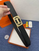 品牌 爱马仕自动扣 描述 双面原版皮，原板扣、这款饰有带扣的腰带配以水牛皮衬里，覆以Monogram 牛皮。展现细腻的品牌特质，是牛仔裤的理想配件 自动扣扣；3