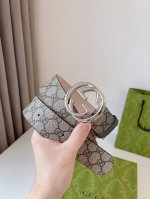 Gucci 新款圆形互扣式双G搭扣，配饰和成衣单品继续焕新演绎和呈现品牌经典细节。风格简而不失其华；适合各种穿搭风格。皮带宽度：4.0Cm
