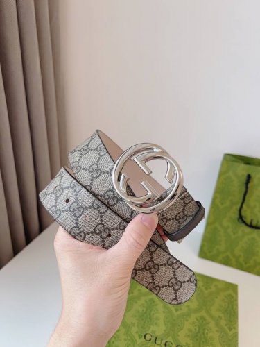 Gucci 新款圆形互扣式双G搭扣，配饰和成衣单品继续焕新演绎和呈现品牌经典细节。风格简而不失其华；适合各种穿搭风格。皮带宽度：4.0Cm