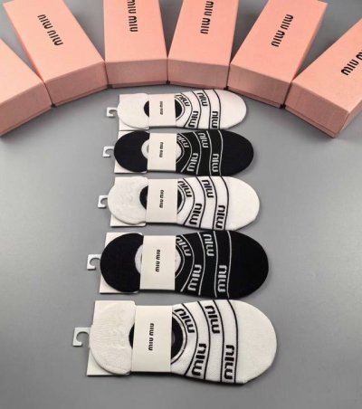 特 Miumiu 缪缪新品女款隐形袜子 一盒五双 提花经典字母标志，纯棉材质，超舒适超美腻大牌出街，潮人必备超好搭