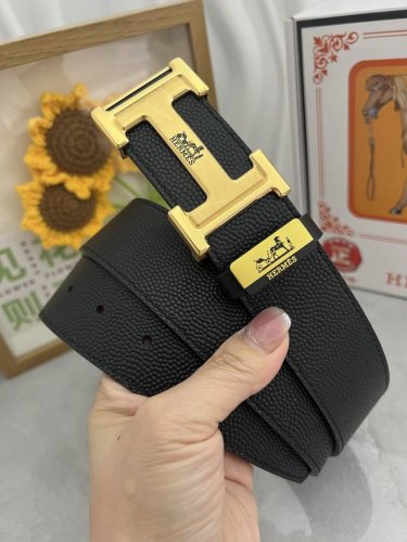 品名 爱马仕.Herm S 原单 材质 原单牛皮腰带 百分百头层牛皮腰带保证真皮 24K纯钢扣 专柜原单品质 做工精细 时尚大牌 送人自用首选 包装 请认准如图