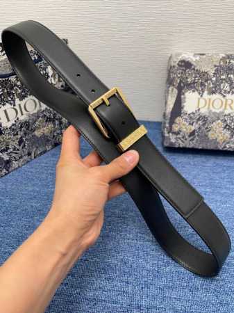 Dior迪奥腰带擦色工艺搭配黑色粒面牛皮革里料，金属覆层黄铜腰带扣设计，镌刻有“Dior”标志，巧妙地提升格调，宽3.5Cm - 点击图像关闭