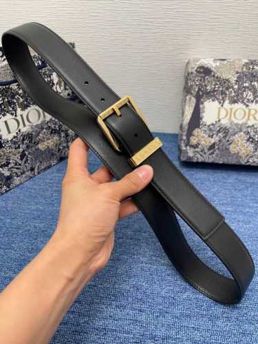 Dior迪奥腰带擦色工艺搭配黑色粒面牛皮革里料，金属覆层黄铜腰带扣设计，镌刻有“Dior”标志，巧妙地提升格调，宽3.5Cm