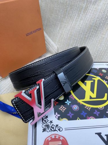 品名：Lv..路易..威登原单 材质：原单牛皮腰带 百分百头层牛皮腰带保证真皮，24K纯钢扣，专柜原单品质、做工精细，时尚大牌，送人自用首选 包装： 请认准如图