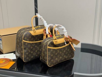 配包装 Size：26.20Cm35.25Cm Lv 中古珍妮包 ！ 复刻版 高品质 长肩带！大小号！ 统统都有！！