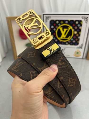 品名：Lv..路易..威登自动带 材质：原单牛皮腰带 百分百头层牛皮腰带保证真皮，24K纯钢扣，专柜原单品质、做工精细，时尚大牌，送人自用首选 包装： 请认准如