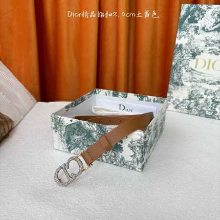 这款Dior带身采用光滑牛皮精心制作，饰以经典的金属Cd扣，密镶以小钻。款式突显腰部曲线，彰显优雅气质，可与牛仔裤、半身裙或连衣裙搭配。 - 点击图像关闭