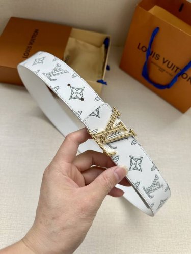 Lv 40毫米可逆带可以在两种方式。表带的一侧采用monogram Shadow皮革打造标志性外观，另一侧则采用素色皮革打造低调效果。银色漆包条纹的 。Lv扣为