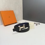 特 爱马仕HermèS男款腰带以其精湛的工艺、高品质的材料和经典的设计而备受推崇，是男士时尚配饰中的顶级选择。最具标志性的设计是带有“H”标志的扣头，简约大气且
