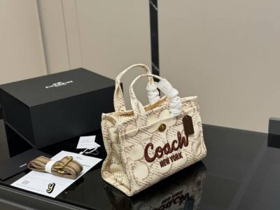 配盒 Coach 蔻驰 Cargo Tote 单宁牛仔托特包 千呼万唤的牛仔系列终于来噜～ 对牛仔真的毫无抵抗力 自己搭配小挂件会更Q 尺寸:26.19Cm