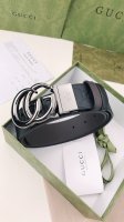 Gucci双面腰带，一侧为Gucci Signature皮革，反面一侧为单色皮革。配以Interlocking G带扣。3.7Cm宽