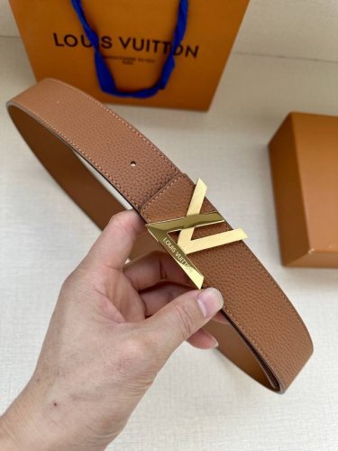 本款 Damier Lv 40 毫米双面腰带做工精良，风格经典。深色牛皮革皮带与 Lv 字母搭扣优雅相称，与精心镂刻的英字母气质优雅，可双面使用，轻松搭配您钟爱